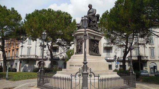 Monumento ad Alessandro Manzoni